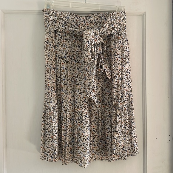 NWT Tie-Waist Tiered Mini Skirt in Fieldwalk Floral Antique Cream | Size L - Picture 5 of 8